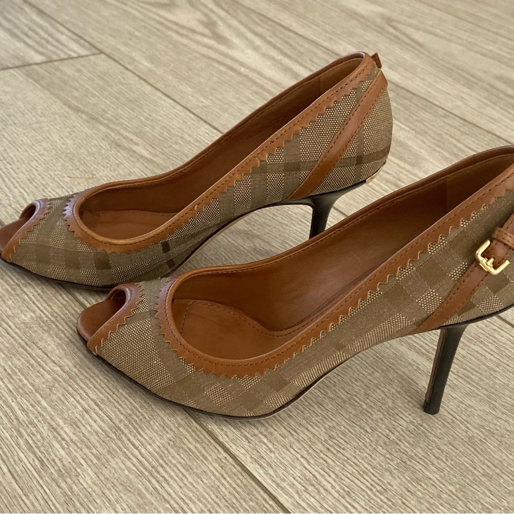 Burberry Ellalline Camel Plaid Peep Toe Pumps. Size: 35